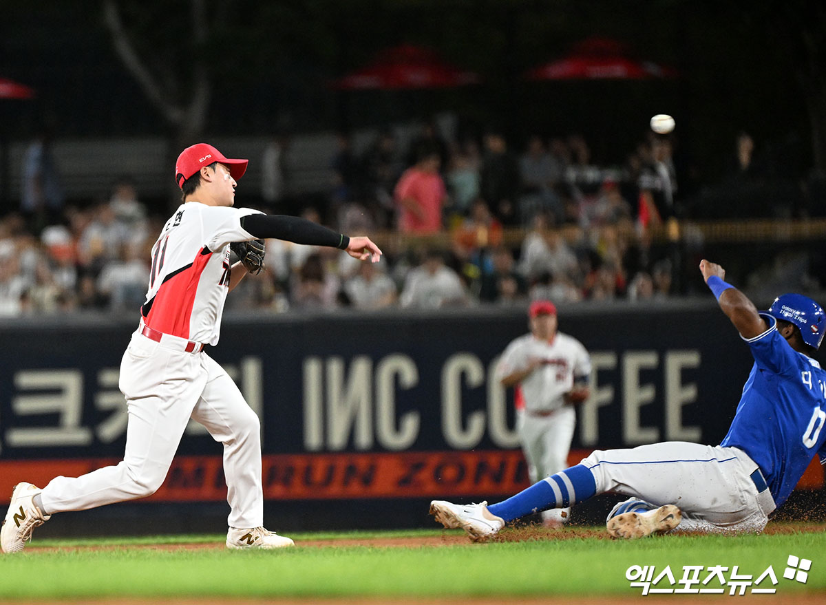 24일 오후 광주기아챔피언스필드에서 열린 '2024 신한 SOL Bank KBO리그' 삼성 라이온즈와 KIA 타이거즈의 경기, 2회초 무사 1루 KIA 윤도현이 삼성 이성규의 내야땅볼 때 르윈 디아즈를 포스아웃 시킨 후 1루로 송구하고 있다. 광주, 김한준 기자