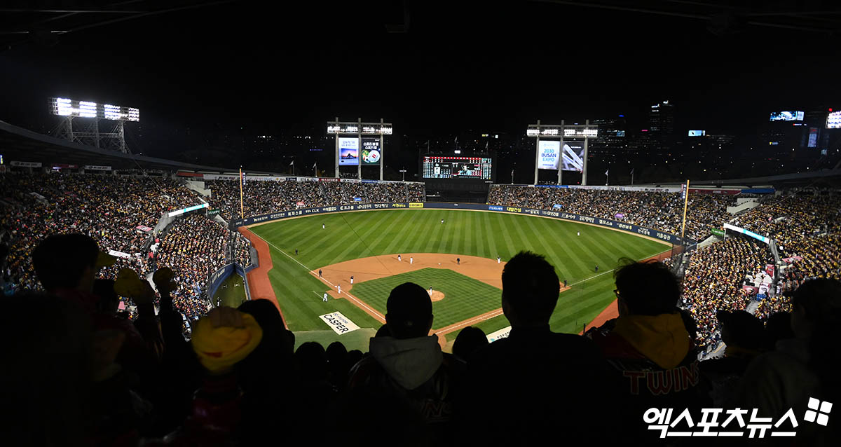 7일 오후 서울 송파구 잠실야구장에서 열린 '2023 신한은행 SOL KBO 포스트시즌' KT 위즈와 LG 트윈스의 한국시리즈 1차전 경기가 전석 매진된 가운데 야구팬들이 열띤 응원을 펼치고 있다. 엑스포츠뉴스 DB