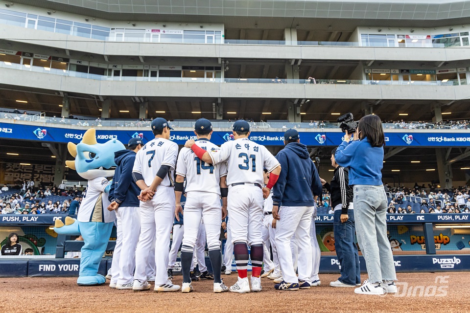 NC 외야수 손아섭(31번)은 25일 창원 NC파크에서 열릴 '2024 신한 SOL Bank KBO 리그' SSG와 팀 간 15차전 경기를 앞두고 1군 엔트리에 합류했다. 부상 이후 80일 만에 1군 복귀다. NC 다이노스