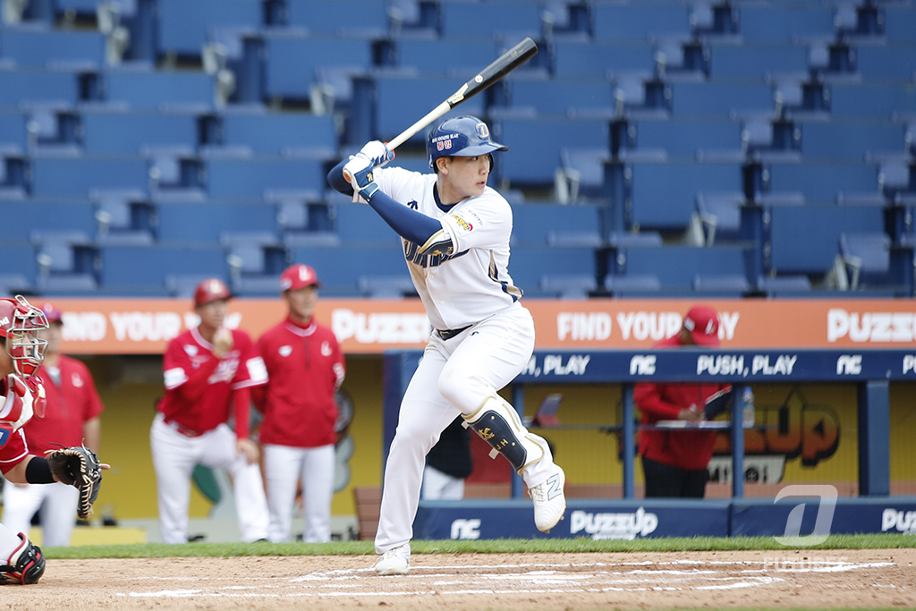 NC 내야수 한재환은 26일 창원 NC파크에서 열릴 '2024 신한 SOL Bank KBO 리그' SSG와 팀 간 마지막 맞대결에서 7번 지명타자로 선발 출전할 계획이다. 생애 첫 1군 선발 출전이다. NC 다이노스