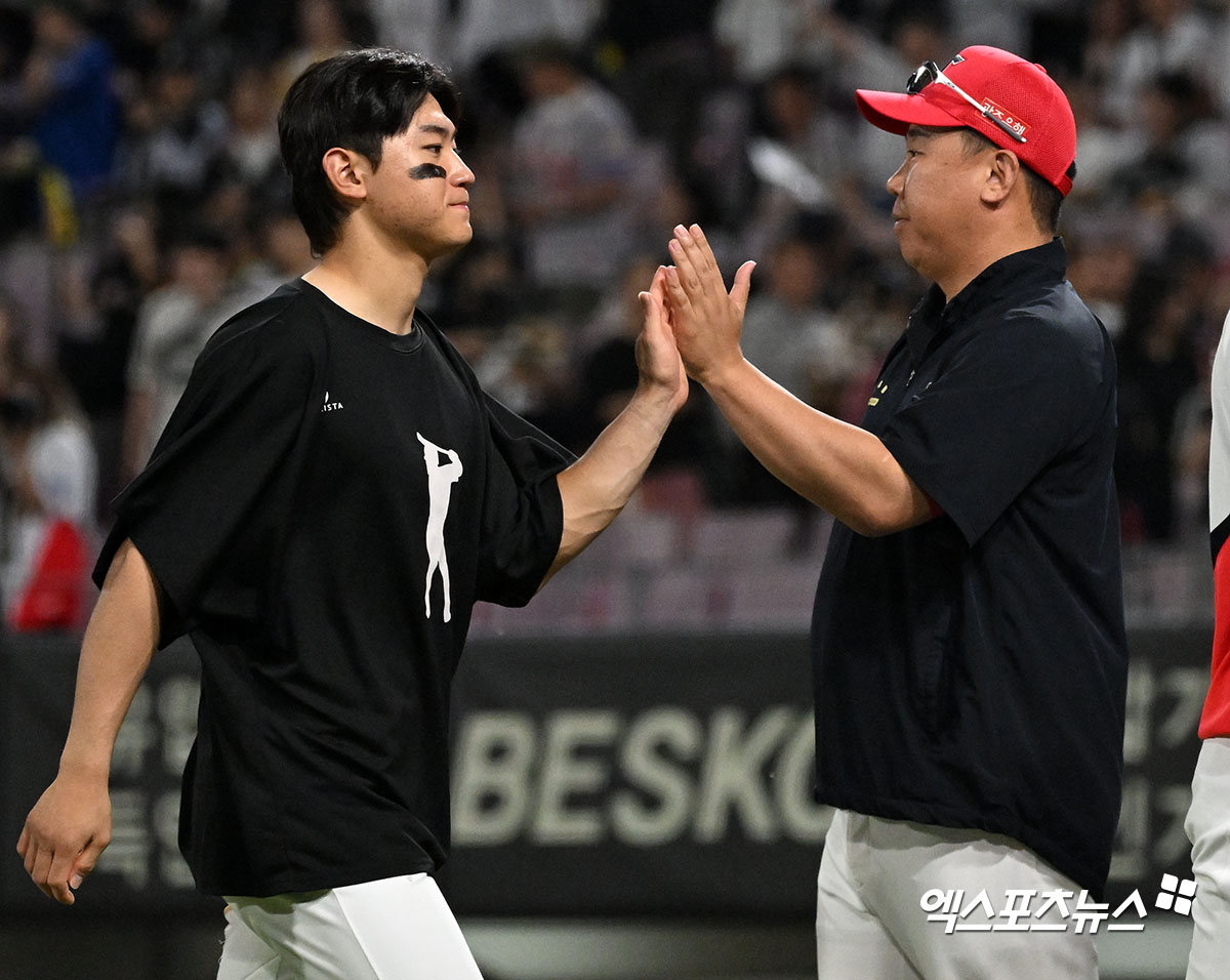 24일 오후 광주기아챔피언스필드에서 열린 '2024 신한 SOL Bank KBO리그' 삼성 라이온즈와 KIA 타이거즈의 경기, KIA가 김도영, 윤도현, 박찬호의 활약, 김도현의 호투에 힘입어 삼성에 7:1 승리를 거두며 2연승을 기록했다.  이날 경기에서 승리한 KIA 이범호 감독이 김도영과 하이파이브를 하고 있다. 엑스포츠뉴스 DB