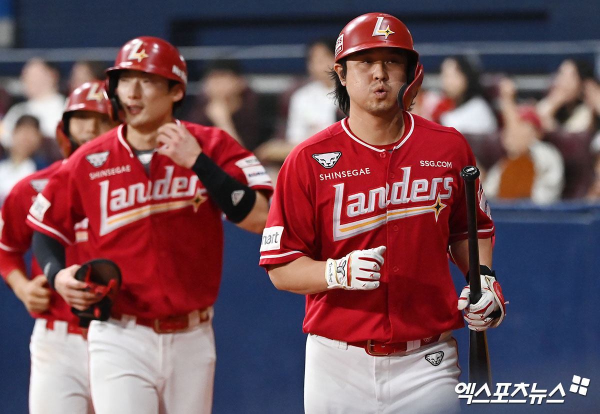 SSG 내야수 최정(오른쪽)은 26일 창원 NC파크에서 열린 '2024 신한 SOL Bank KBO 리그' NC와 팀 간 마지막 맞대결에서 3번타자 3루수로 선발 출전했다. 8회초 2타점 적시타로 KBO 리그 93번째 한 시즌 30홈런-100타점 기록을 달성했다. 엑스포츠뉴스 DB