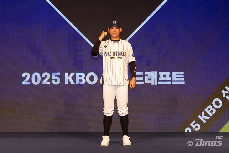 11일 오후 서울 신천동 롯데호텔 월드에서 열린 '2025 KBO 신인 드래프트', 6라운드에서 NC 다이노스에 지명된 투수 이세민이 사진 촬영에 임하고 있다. NC 다이노스 제공