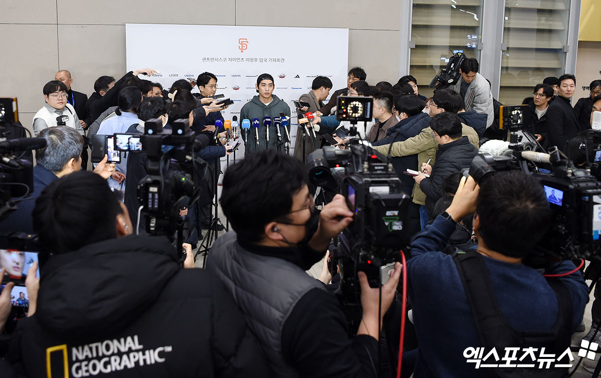 미국프로야구 메이저리그 샌프란시스코 자이언츠와 6년 총액 1억 1300만 달러 계약을 한 이정후가 19일 오후 인천국제공항을 통해 귀국했다. 취재진과 인터뷰하는 샌프란시스코 이정후. 엑스포츠뉴스 DB