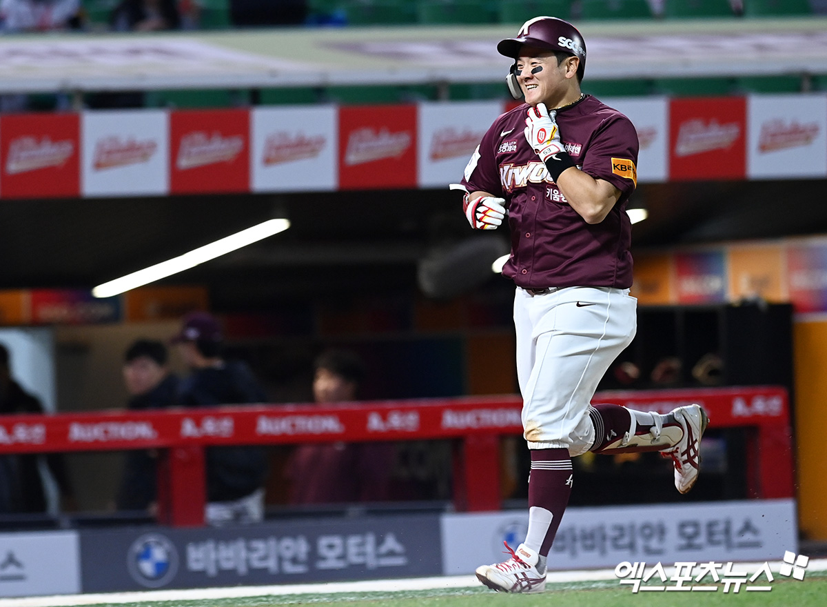 11일 오후 인천SSG랜더스필드에서 열린 '2024 신한 SOL뱅크 KBO 리그' 키움 히어로즈와 SSG 랜더스의 경기, 3회초 1사 1루 키움 최주환이 홈런을 날린 뒤 그라운드를 돌고 있다. 엑스포츠뉴스 DB