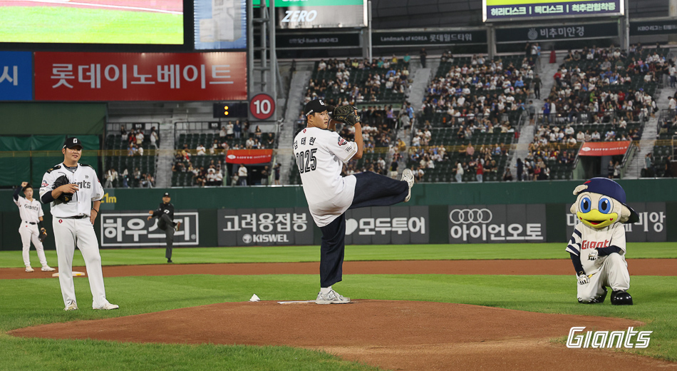 롯데 자이언츠가 지난 11일 2025 KBO 신인드래프트에서 1라운드에 지명한 광주제일고 투수 김태현이 9월 27일 사직야구장을 찾아 팬들 앞에 정식으로 인사했다. 사진 롯데 자이언츠