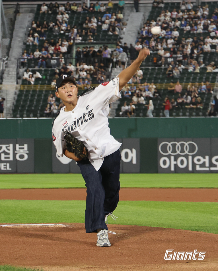 롯데 자이언츠가 지난 11일 2025 KBO 신인드래프트에서 1라운드에 지명한 광주제일고 투수 김태현이 9월 27일 사직야구장을 찾아 팬들 앞에 정식으로 인사했다. 사진 롯데 자이언츠