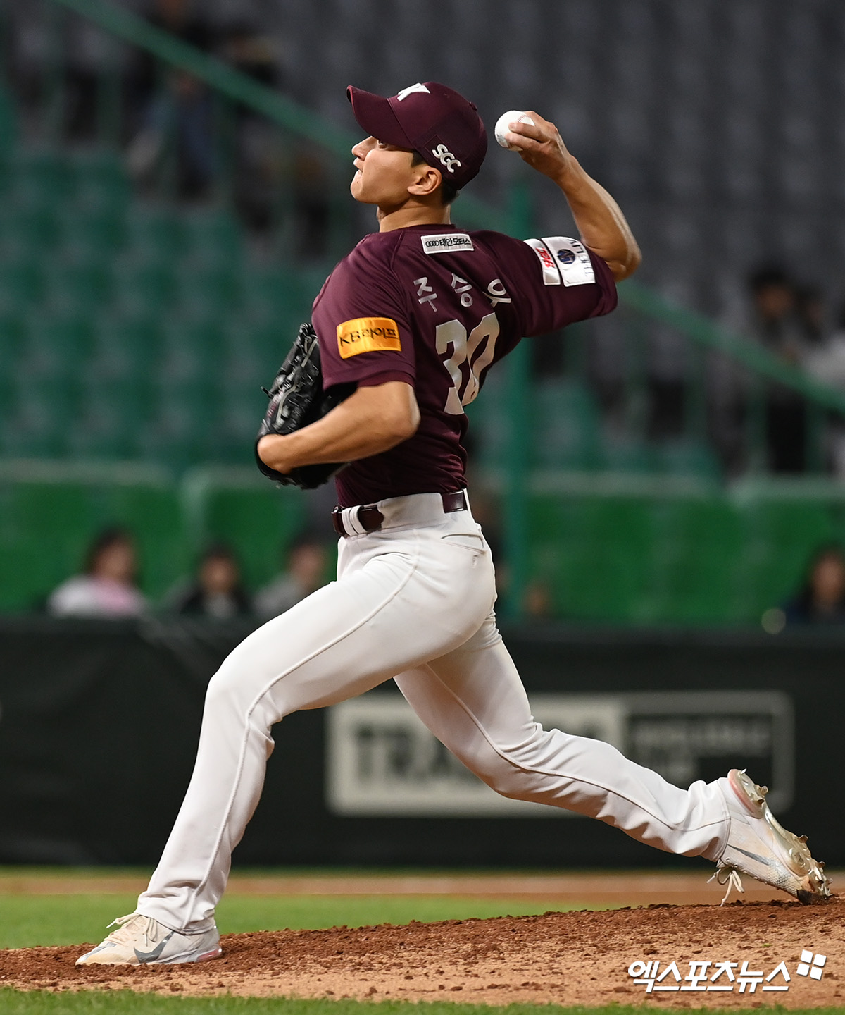 11일 오후 인천SSG랜더스필드에서 열린 '2024 신한 SOL뱅크 KBO 리그' 키움 히어로즈와 SSG 랜더스의 경기, 8회말 키움 주승우가 공을 힘차게 던지고 있다. 엑스포츠뉴스 DB