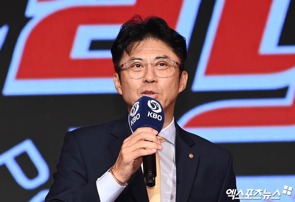 11일 오후 서울 신천동 롯데호텔 월드에서 열린 '2025 KBO 신인 드래프트'에 참석한 한화 손혁 단장이 1라운드 2순위로 전주고 정우주를 지명한 뒤 소감을 전하고 있다. 엑스포츠뉴스 DB