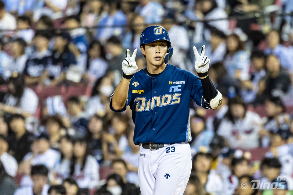 NC 외야수 천재환은 27일 사직구장에서 열린 '2024 신한 SOL Bank KBO 리그' 팀 간 15차전 맞대결에서 9회초 대타로 출전했다. 시원한 홈런포를 쏘아 올려 눈길을 끌었다. NC 다이노스