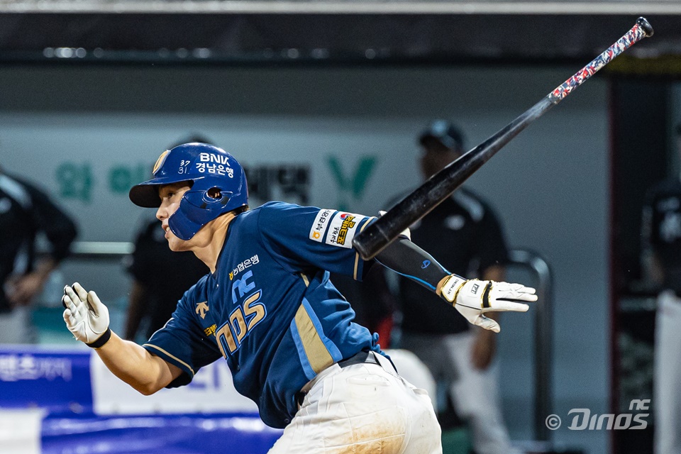 NC 외야수 천재환은 27일 사직구장에서 열린 '2024 신한 SOL Bank KBO 리그' 팀 간 15차전 맞대결에서 9회초 대타로 출전했다. 시원한 홈런포를 쏘아 올려 눈길을 끌었다. NC 다이노스