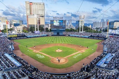 NC는 28일 창원 NC파크에서 열릴 '2024 신한 SOL Bank KBO 리그' 두산과 팀 간 마지막 맞대결에서 만원 관중을 기록했다. 이날 만원 관중 기록으로 구단 한 시즌 최다 입장 관중기록을 새롭게 썼다. NC 다이노스