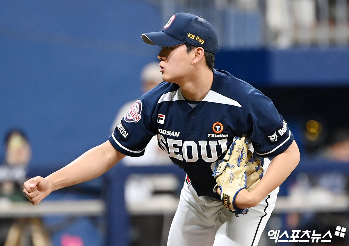 두산 투수 김택연은 28일 창원 NC파크에서 열릴 '2024 신한 SOL Bank KBO 리그' NC와 팀 간 마지막 맞대결에서 휴식할 예정이다. 최연소 20세이브 기록에 세이브 하나를 남겨뒀지만, 팀은 와일드카드를 위해 김택연의 컨디션 회복에 중점을 두려 한다. 엑스포츠뉴스 DB