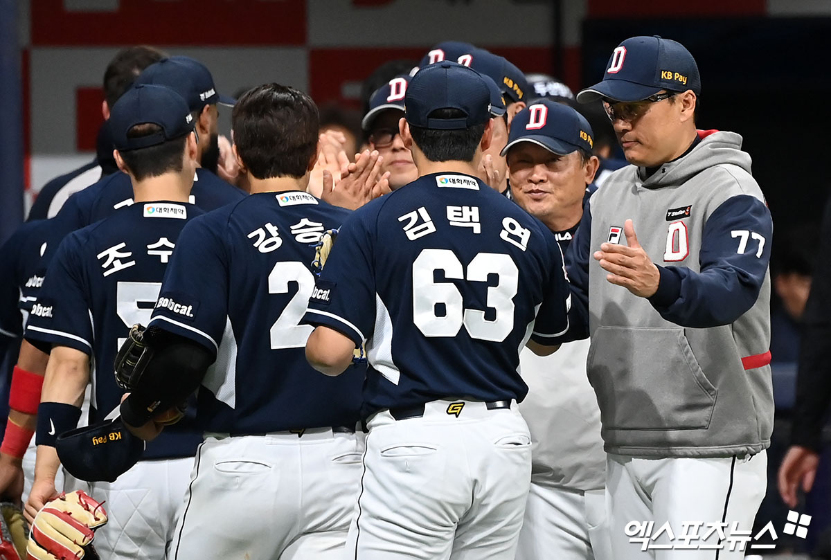 두산 투수 김택연은 28일 창원 NC파크에서 열릴 '2024 신한 SOL Bank KBO 리그' NC와 팀 간 마지막 맞대결에서 휴식할 예정이다. 최연소 20세이브 기록에 세이브 하나를 남겨뒀지만, 팀은 와일드카드를 위해 김택연의 컨디션 회복에 중점을 두려 한다. 엑스포츠뉴스 DB