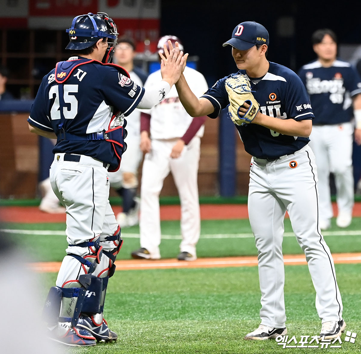 두산 투수 김택연(오른쪽)은 28일 창원 NC파크에서 열릴 '2024 신한 SOL Bank KBO 리그' NC와 팀 간 마지막 맞대결에서 휴식할 예정이다. 최연소 20세이브 기록에 세이브 하나를 남겨뒀지만, 팀은 와일드카드를 위해 김택연의 컨디션 회복에 중점을 두려 한다. 엑스포츠뉴스 DB