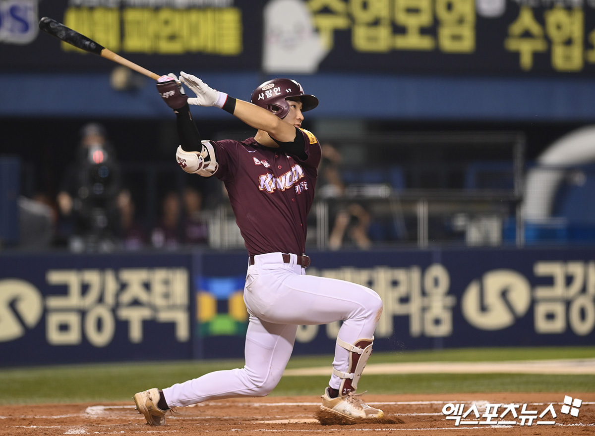 11일 오후 서울 송파구 잠실야구장에서 열린 '2024 신한 SOL Bank KBO리그' 키움 히어로즈와 LG 트윈스의 경기, 2회초 2사 1,2루 키움 이주형이 2타점 적시 2루타를 날리고 있다. 엑스포츠뉴스 DB