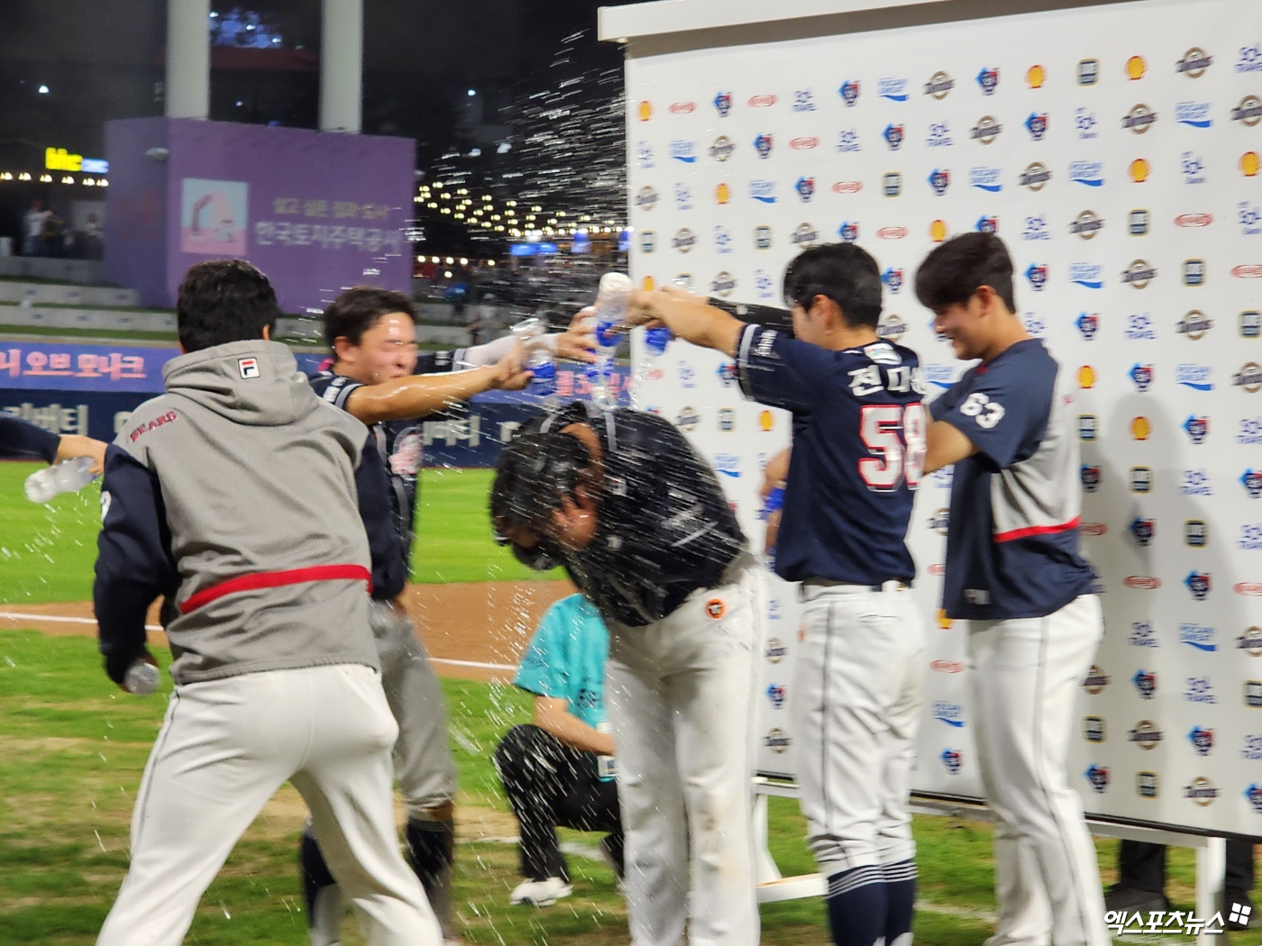 입단 동기들에게 축하 받는 류현준(가운데). 두산 베어스