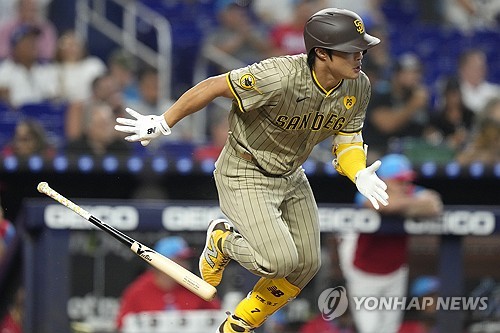 샌디에이고 파드리스 내야수 김하성이 정규시즌 경기에 출전해 타격한 뒤 1루로 달려 나가고 있다. 샌디에이고는 29일 김하성이 오른쪽 어깨 수술을 받기로 했다며 시즌 아웃 소식을 전했다. AP/연합뉴스