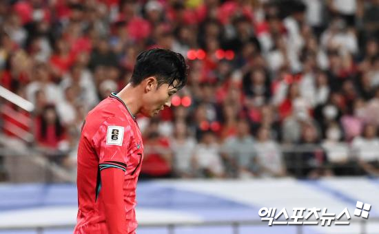 대한민국 축구 국가대표팀의 주장 손흥민이 부상을 당한 와중에도 10월 A매치에 소집됐다. 다만 홍명보 감독은 손흥민의 컨디션을 고려해 손흥민을 무리하게 출전시킬 생각은 없다면서 오히려 손흥민이 빠졌을 때를 대비한 플랜B를 세운 상태라고 설명했다. 대한축구협회는 30일 서울 종로구 신문로에 위치한 축구회관에서 오는 10월 2026 국제축구연맹(FIFA) 북중미 월드컵(캐나다·멕시코·미국 공동개최) 아시아 지역 3차 예선 2연전을 앞두고 10월 A매치 소집명단을 발표했다. 사진 엑스포츠뉴스 DB