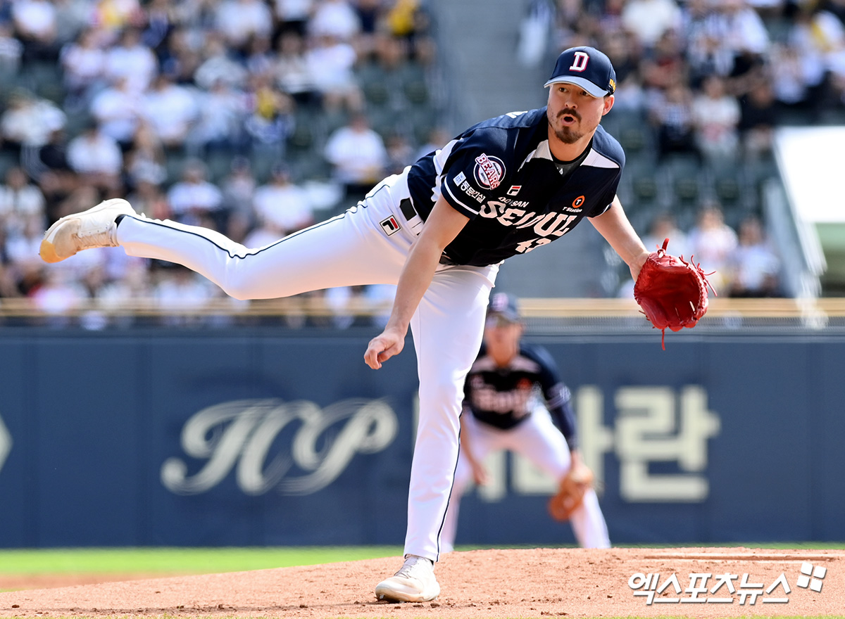 22일 오후 서울 송파구 잠실야구장에서 열린 '2024 신한 SOL Bank KBO리그' 두산 베어스와 LG 트윈스의 경기, 1회말 두산 선발투수 발라조빅이 공을 힘차게 던지고 있다. 엑스포츠뉴스DB