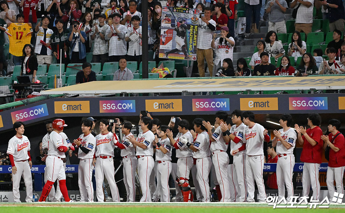 30일 오후 인천SSG랜더스필드에서 열린 '2024 신한 SOL Bank KBO리그' 키움 히어로즈와 SSG 랜더스의 경기, 8회말 1사 SSG 추신수가 내야땅볼로 아웃된 후 선수단과 하이파이브를 하고 있다. 인천, 김한준 기자