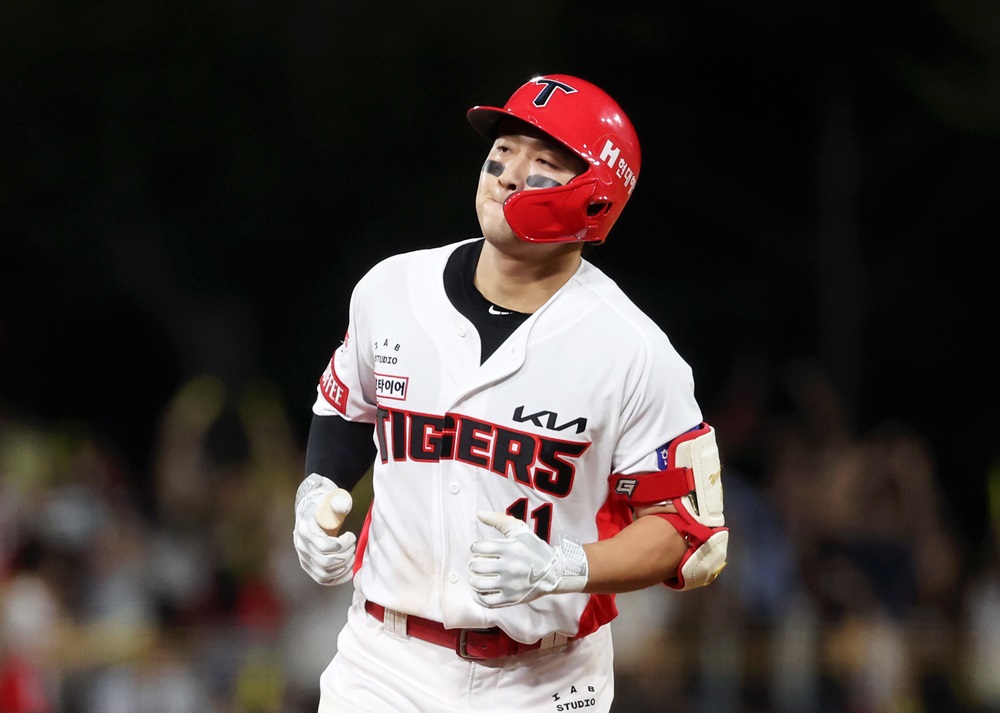 30일 광주기아챔피언스필드에서 열린 프로야구 NC 다이노스와 KIA 타이거즈의 경기. KIA 윤도현이 8회말에 솔로홈런을 치고 베이스를 돌고 있다. 연합뉴스