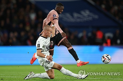 파리 생제르맹(PSG)의 분위기가 심상치 않다. 현 시점 프랑스 최고의 클럽인 PSG는 지난 시즌에 이어 이번 시즌에도 리그 우승에 도전하는 중이다. 현재 리그에서는 승점 16점으로 선두를 달리고 있지만, 표면적으로 보는 것과 달리 내부에서는 잡음이 일어나고 있다. 이번 시즌 PSG의 에이스로 활약하고 있는 우스만 뎀벨레가 루이스 엔리케 감독과 격렬한 논쟁을 벌여 엔리케 감독이 질책성 선택으로 그를 아스널과의 챔피언스리그 명단에서 제외했다는 소식이다. 사진 연합뉴스