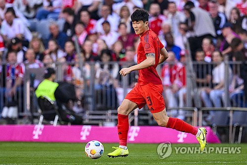 독일 최고의 축구전문지 '키커'가 김민재를 인정했다. '키커'는 김민재가 지난 시즌 독일 분데스리가 챔피언인 바이엘 레버쿠젠과의 맞대결에서 맹활약하자 김민재의 활약을 인정, 5라운드 베스트 일레븐에 김민재를 선정하면서 김민재에게 11명의 선수들 중 가장 높은 평점인 1점을 줬다. 독일에서는 1~5점 사이로 선수들에게 평점을 매기는데, 1점은 선수가 받을 수 있는 가장 높은 점수다. 사진 연합뉴스