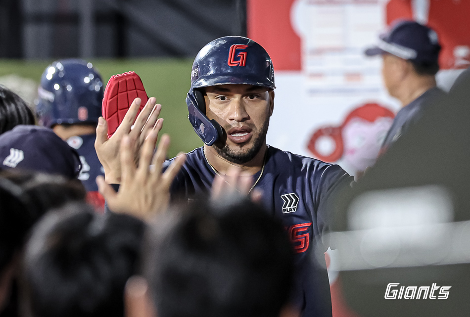 롯데 외야수 레이예스는 1일 창원 NC파크에서 열릴 '2024 신한 SOL Bank KBO 리그' NC와 팀 간 마지막 맞대결에서 1번 지명타자로 선발 출전할 계획이다. 올 시즌 200안타를 기록 중인 레이예스는 안타 2개만 더 기록하면, KBO리그 단일시즌 최다 안타 신기록을 달성할 수 있다. 롯데 자이언츠