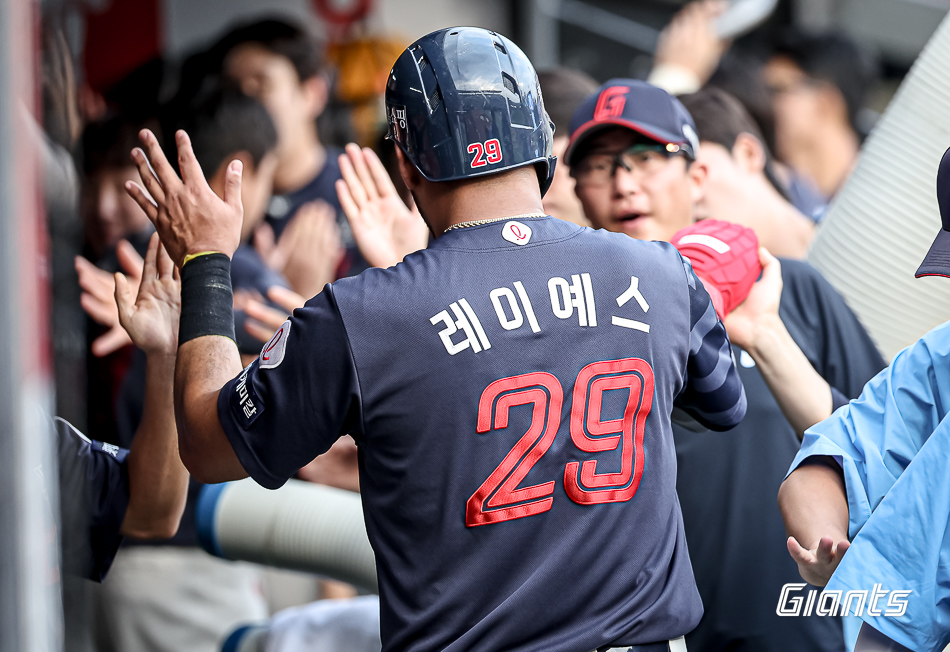 롯데 외야수 레이예스는 1일 창원 NC파크에서 열릴 '2024 신한 SOL Bank KBO 리그' NC와 팀 간 마지막 맞대결에서 1번 지명타자로 선발 출전할 계획이다. 올 시즌 200안타를 기록 중인 레이예스는 안타 2개만 더 기록하면, KBO리그 단일시즌 최다 안타 신기록을 달성할 수 있다. 롯데 자이언츠