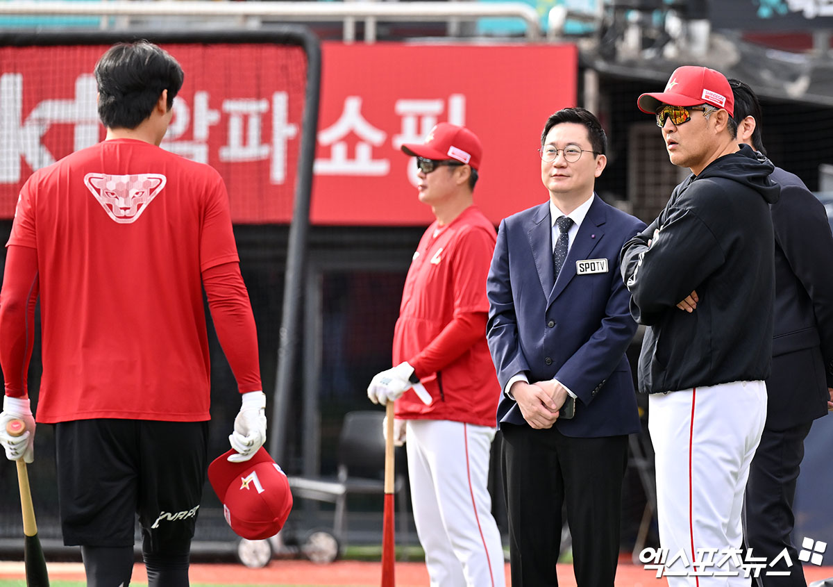 1일 오후 수원KT위즈파크에서 열리는 '2024 신한 SOL Bank KBO리그' SSG 랜더스와 KT 위즈의 5위 결정전 경기, SSG 이숭용 감독이 오태곤과 대화를 나누고 있다. 수원, 김한준 기자