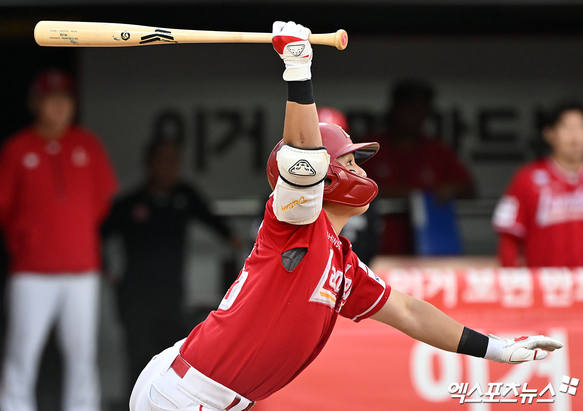 1일 오후 수원KT위즈파크에서 열린 '2024 신한 SOL Bank KBO리그' SSG 랜더스와 KT 위즈의 5위 결정전 경기, 3회초 1사 2루 SSG 정준재가 1타점 적시타를 날리고 있다. 수원, 김한준 기자