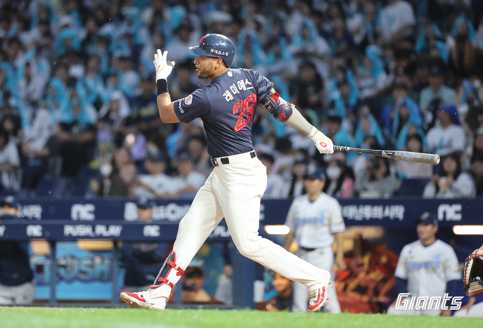 롯데 외야수 레이예스는 1일 창원 NC파크에서 열린 '2024 신한 SOL Bank KBO 리그' NC와 팀 간 마지막 맞대결에서 1번 지명타자로 선발 출전했다. 올 시즌 200안타를 기록 중인 레이예스는 안타 2개만 더 기록하면, KBO리그 단일시즌 최다 안타 신기록을 달성할 수 있었다. 그리고 5회초 세 번째 타석과 9회초 다섯 번째 타석에서 안타를 때리며 서건창(2014시즌/201안타)의 단일시즌 최다 안타 기록을 넘어 새 역사를 썼다. 롯데 자이언츠