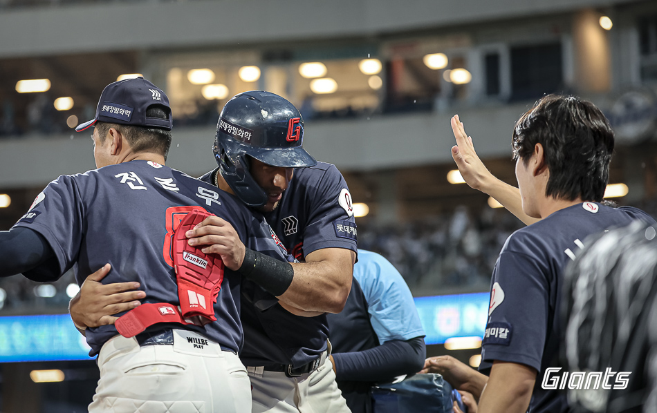 롯데 외야수 레이예스(가운데)는 1일 창원 NC파크에서 열린 '2024 신한 SOL Bank KBO 리그' NC와 팀 간 마지막 맞대결에서 1번 지명타자로 선발 출전했다. 올 시즌 200안타를 기록 중인 레이예스는 안타 2개만 더 기록하면, KBO리그 단일시즌 최다 안타 신기록을 달성할 수 있었다. 그리고 5회초 세 번째 타석과 9회초 다섯 번째 타석에서 안타를 때리며 서건창(2014시즌/201안타)의 단일시즌 최다 안타 기록을 넘어 새 역사를 썼다. 롯데 자이언츠