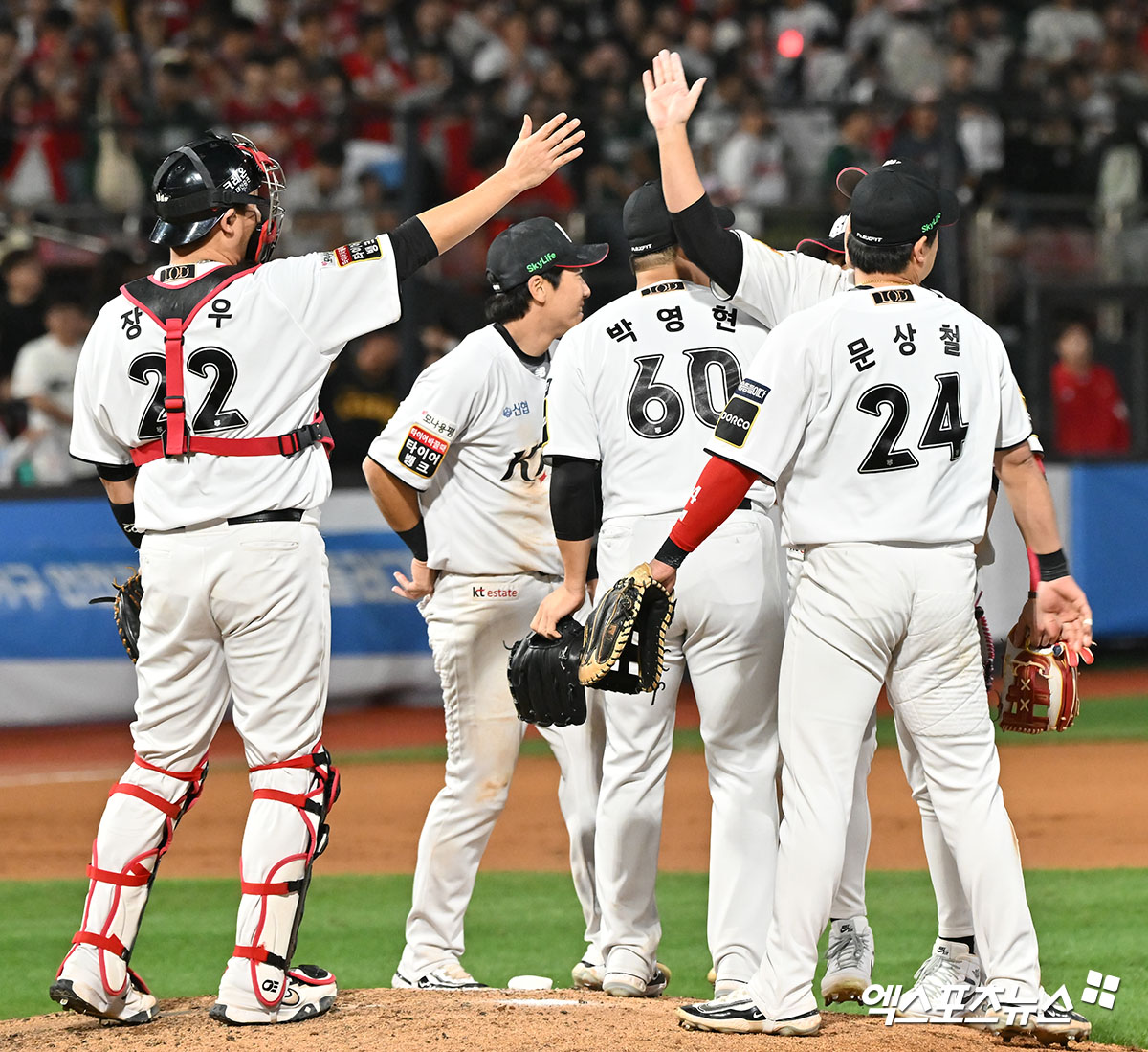 1일 오후 수원KT위즈파크에서 열린 '2024 신한 SOL Bank KBO리그' SSG 랜더스와 KT 위즈의 5위 결정전 경기, KT가 로하스의 역전 스리런 홈런에 힘입어 SSG에 4:3 승리를 거두며 와일드카드 결정전에 진출했다. 이날 경기에서 승리한 KT 선수들이 기뻐하고 있다. 수원, 김한준 기자