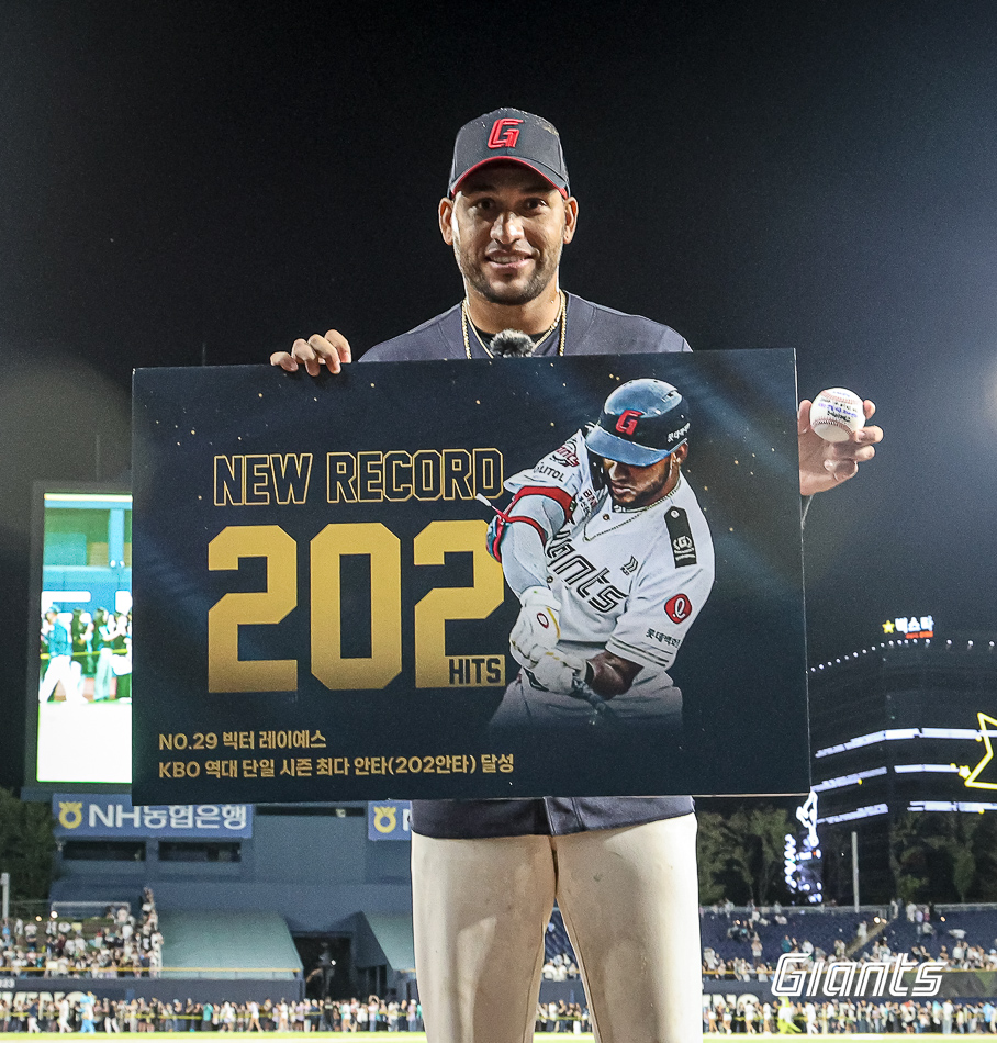 롯데 외야수 레이예스는 1일 창원 NC파크에서 열린 '2024 신한 SOL Bank KBO 리그' NC와 팀 간 마지막 맞대결에서 1번 지명타자로 선발 출전했다. 경기 전 200안타를 기록했던 레이예스는 안타 2개만 더 쳐내면, KBO리그 단일시즌 최다 안타 신기록을 달성할 수 있었다. 그리고 5회초 세 번째 타석과 9회초 다섯 번째 타석에서 안타를 때리며 서건창(2014시즌/201안타)의 단일시즌 최다 안타 기록을 넘어 새 역사를 썼다. 롯데 자이언츠 