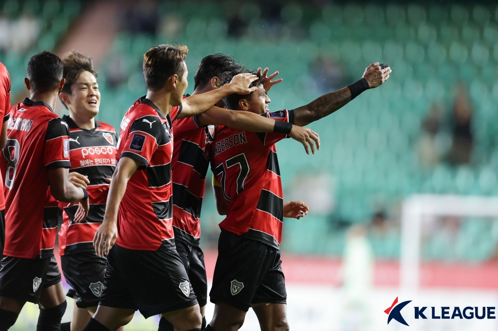 포항 스틸러스는 1일 포항스틸야드에서 열린 상하이 하이강과의 2024-2025시즌 아시아축구연맹(AFC) 챔피언스리그 엘리트(이하 ACLE) 동아시아 지구 리그스테이지 2라운드에서 완델손과 홍윤상 그리고 한찬희의 연속골에 힘입어 3-0 완승을 거두며 3연승에 성공했다. 한국프로축구연맹 제공