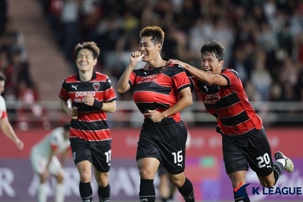 포항 스틸러스는 1일 포항스틸야드에서 열린 상하이 하이강과의 2024-2025시즌 아시아축구연맹(AFC) 챔피언스리그 엘리트(이하 ACLE) 동아시아 지구 리그스테이지 2라운드에서 완델손과 홍윤상 그리고 한찬희의 연속골에 힘입어 3-0 완승을 거두며 3연승에 성공했다. 한국프로축구연맹 제공