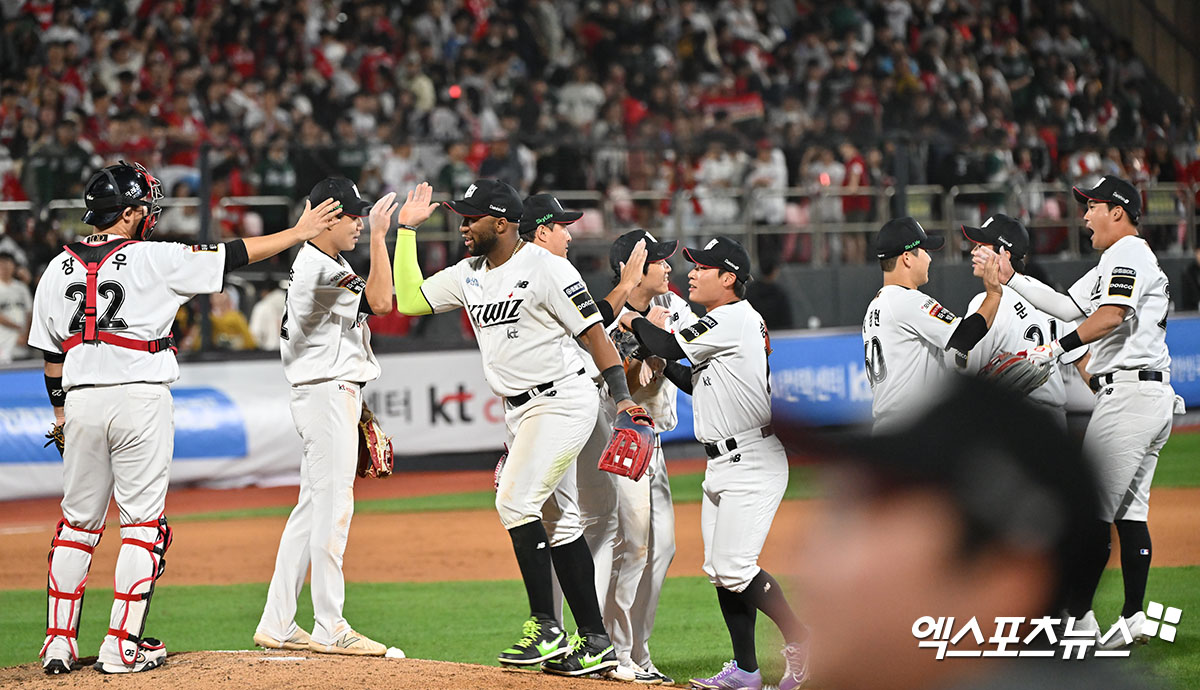 1일 오후 수원KT위즈파크에서 열린 '2024 신한 SOL Bank KBO리그' SSG 랜더스와 KT 위즈의 5위 결정전 경기, KT가 로하스의 역전 스리런 홈런에 힘입어 SSG에 4:3 승리를 거두며 와일드카드 결정전에 진출했다. 이날 경기에서 승리한 KT 선수들이 기뻐하고 있다. 수원, 김한준 기자