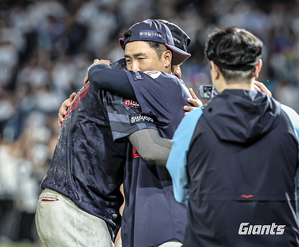 롯데 외야수 레이예스는 1일 창원 NC파크에서 열린 '2024 신한 SOL Bank KBO 리그' NC와 팀 간 마지막 맞대결에서 1번 지명타자로 선발 출전했다. 경기 전 200안타를 기록했던 레이예스는 안타 2개만 더 쳐내면, KBO리그 단일시즌 최다 안타 신기록을 달성할 수 있었다. 그리고 5회초 세 번째 타석과 9회초 다섯 번째 타석에서 안타를 때리며 서건창(2014시즌/201안타)의 단일시즌 최다 안타 기록을 넘어 새 역사를 썼다. 롯데 자이언츠 