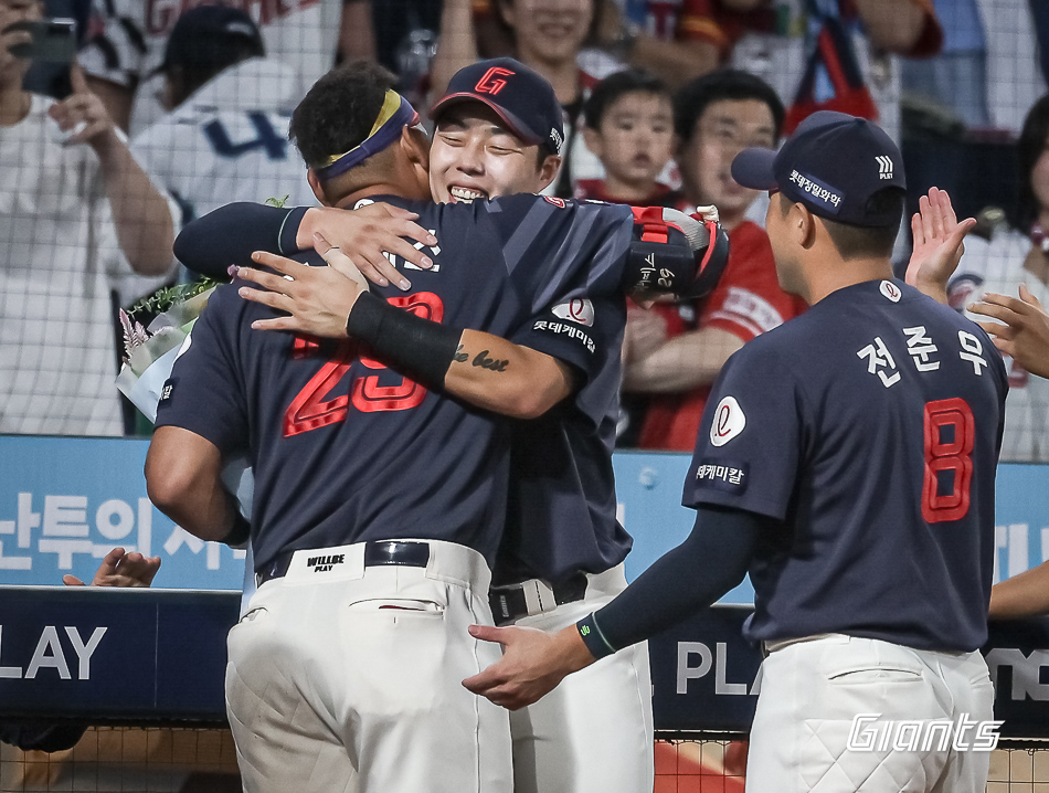 롯데 외야수 레이예스는 1일 창원 NC파크에서 열린 '2024 신한 SOL Bank KBO 리그' NC와 팀 간 마지막 맞대결에서 1번 지명타자로 선발 출전했다. 경기 전 200안타를 기록했던 레이예스는 안타 2개만 더 쳐내면, KBO리그 단일시즌 최다 안타 신기록을 달성할 수 있었다. 그리고 5회초 세 번째 타석과 9회초 다섯 번째 타석에서 안타를 때리며 서건창(2014시즌/201안타)의 단일시즌 최다 안타 기록을 넘어 새 역사를 썼다. 롯데 자이언츠 