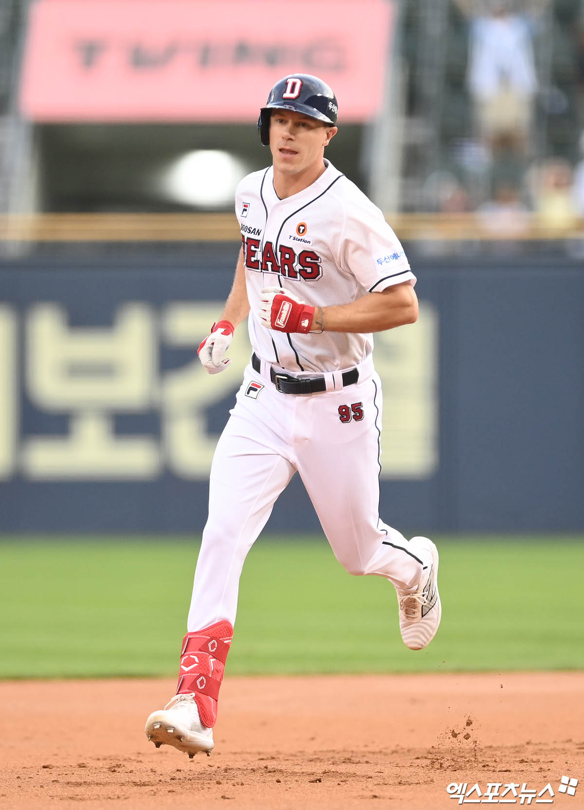 두산 베어스 외국인 타자 제러드 영이 2일 서울 잠실야구장에서 2024 신한 SOL Bank KBO 포스트시즌 와일드카드 결정전 1차전 KT 위즈와 경기에 3번타자 겸 좌익수로 선발 라인업에 이름을 올렸다. 사진 엑스포츠뉴스