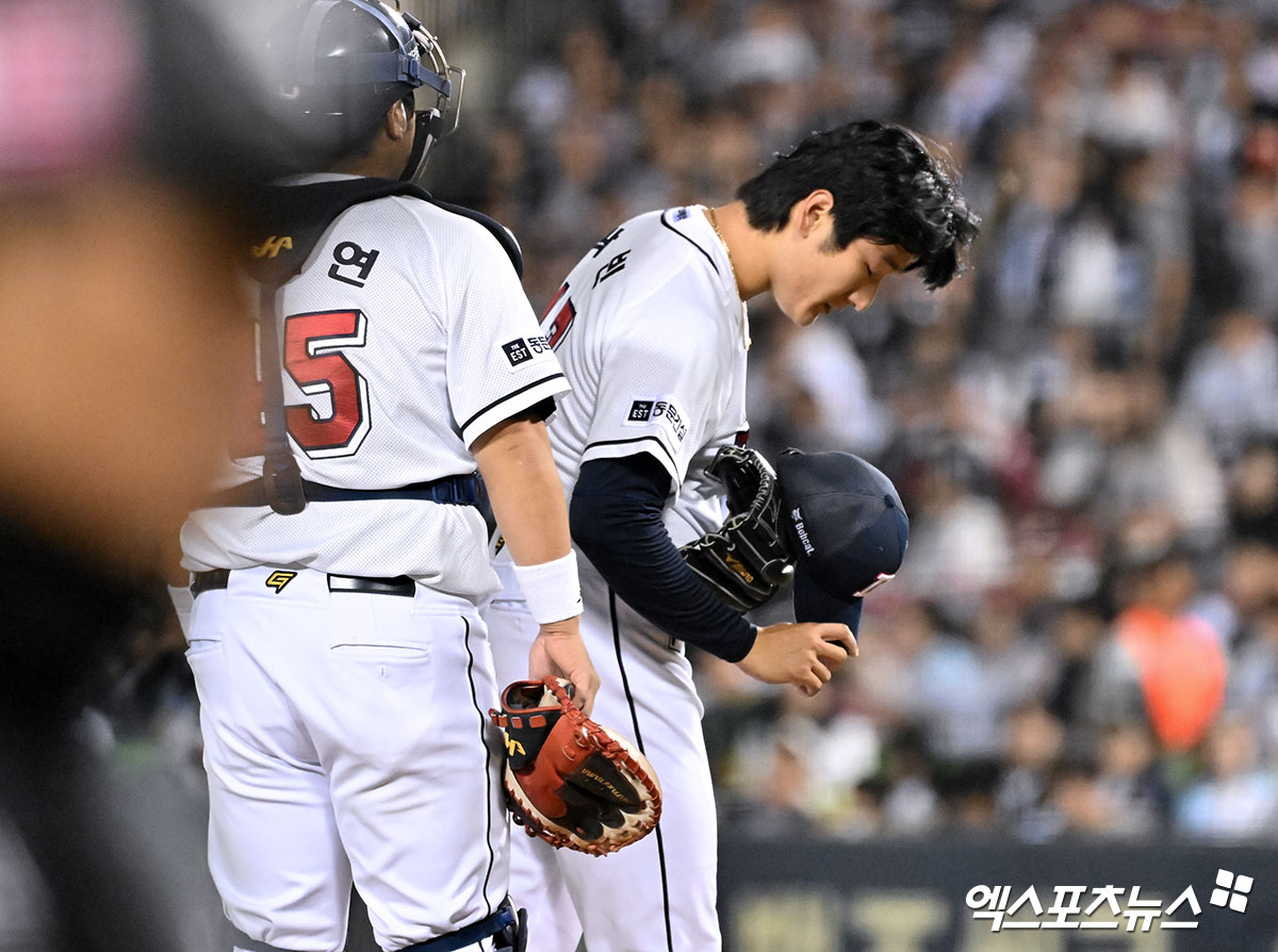 2일 오후 서울 송파구 잠실야구장에서 열린 '2024 신한 SOL Bank KBO 포스트시즌' KT 위즈와 두산 베어스의 와일드카드 결정전 1차전 경기, 2회초 무사 1루 두산 선발투수 곽빈이 마운드를 내려가고 있다. 잠실, 김한준 기자