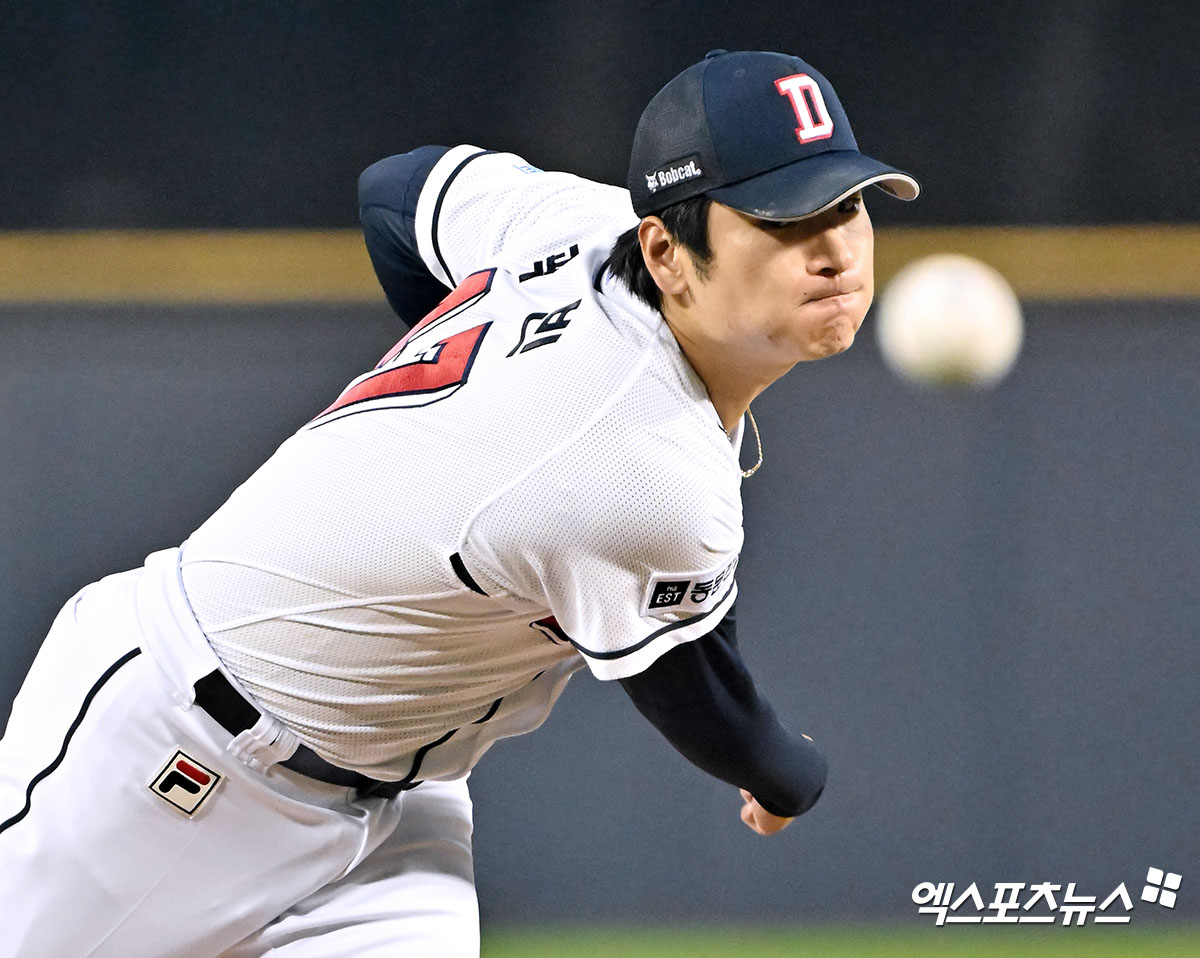 2일 오후 서울 송파구 잠실야구장에서 열린 '2024 신한 SOL Bank KBO 포스트시즌' KT 위즈와 두산 베어스의 와일드카드 결정전 1차전 경기, 1회초 두산 선발투수 곽빈이 공을 힘차게 던지고 있다. 잠실, 김한준 기자