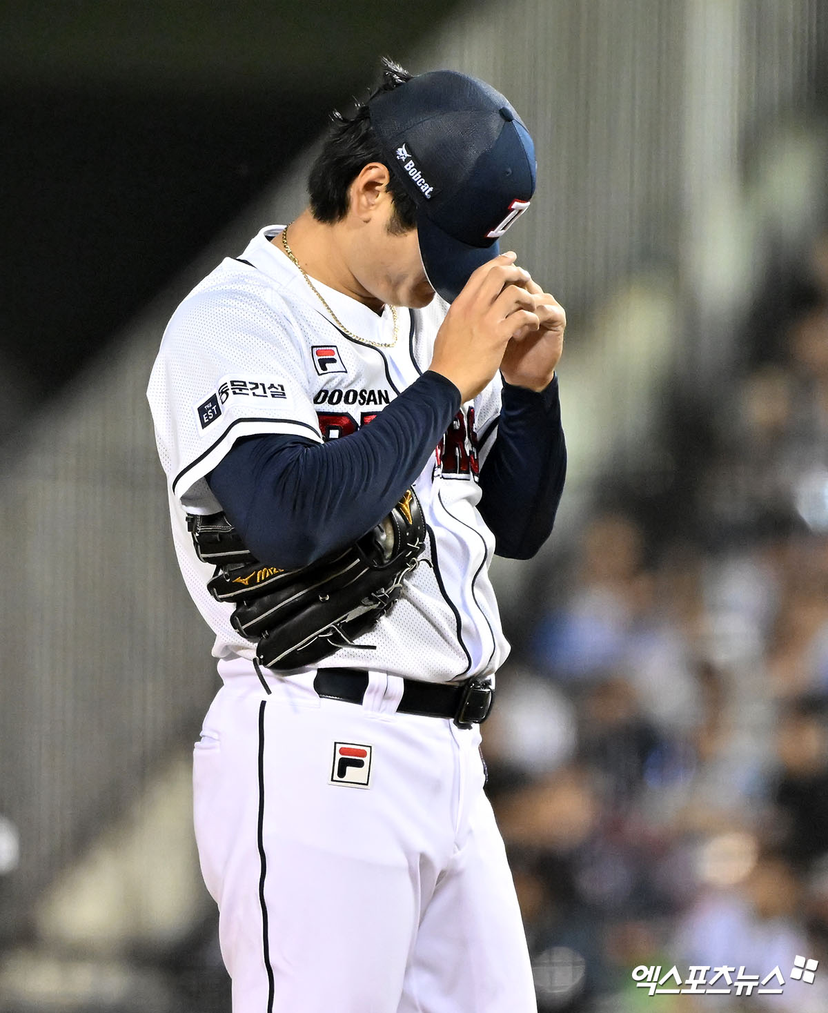 2일 오후 서울 송파구 잠실야구장에서 열린 '2024 신한 SOL Bank KBO 포스트시즌' KT 위즈와 두산 베어스의 와일드카드 결정전 1차전 경기, 2회초 무사 1루 두산 선발투수 곽빈이 마운드를 내려가고 있다. 잠실, 김한준 기자