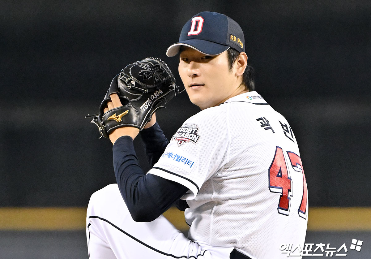 2일 오후 서울 송파구 잠실야구장에서 열린 '2024 신한 SOL Bank KBO 포스트시즌' KT 위즈와 두산 베어스의 와일드카드 결정전 1차전 경기, 1회초 두산 선발투수 곽빈이 공을 힘차게 던지고 있다. 잠실, 김한준 기자