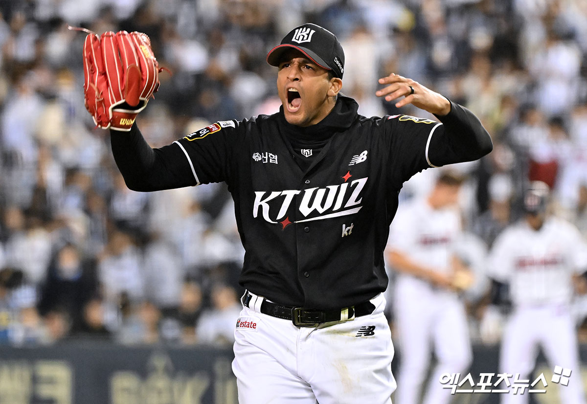 KT 위즈 외국인 투수 윌리엄 쿠에바스가 2일 서울 잠실야구장에서 열린 2024 신한 SOL Bank KBO 포스트시즌 와일드카드 결정전 1차전에서 두산 베어스 타선을 6이닝 무실점 완벽투로 막고 승리투수가 됐다. 사진 김한준 기자