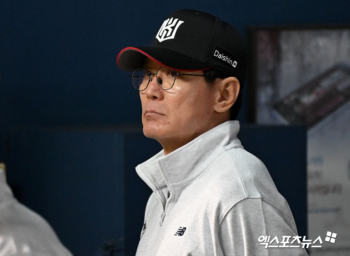 이강철 감독이 이끄는 KT 위즈가 2일 서울 잠실야구장에서 열린 2024 신한 SOL Bank KBO 포스트시즌 와일드카드 결정전 1차전에서 두산 베어스를 꺾고 승부를 2차전으로 끌고 가게 됐다. 사진 김한준 기자