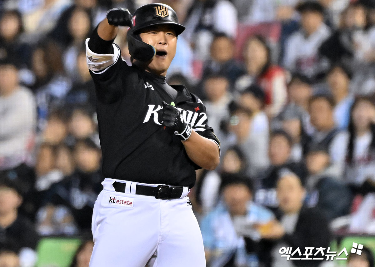 KT 위즈 강백호가 2일 서울 잠실야구장에서 열린 2024 신한 SOL Bank KBO 포스트시즌 와일드카드 결정전 1차전 두산 베어스와의 경기에서 1회초 1타점 적시타를 기록한 뒤 세리머니를 하고 있다. 사진 김한준 기자