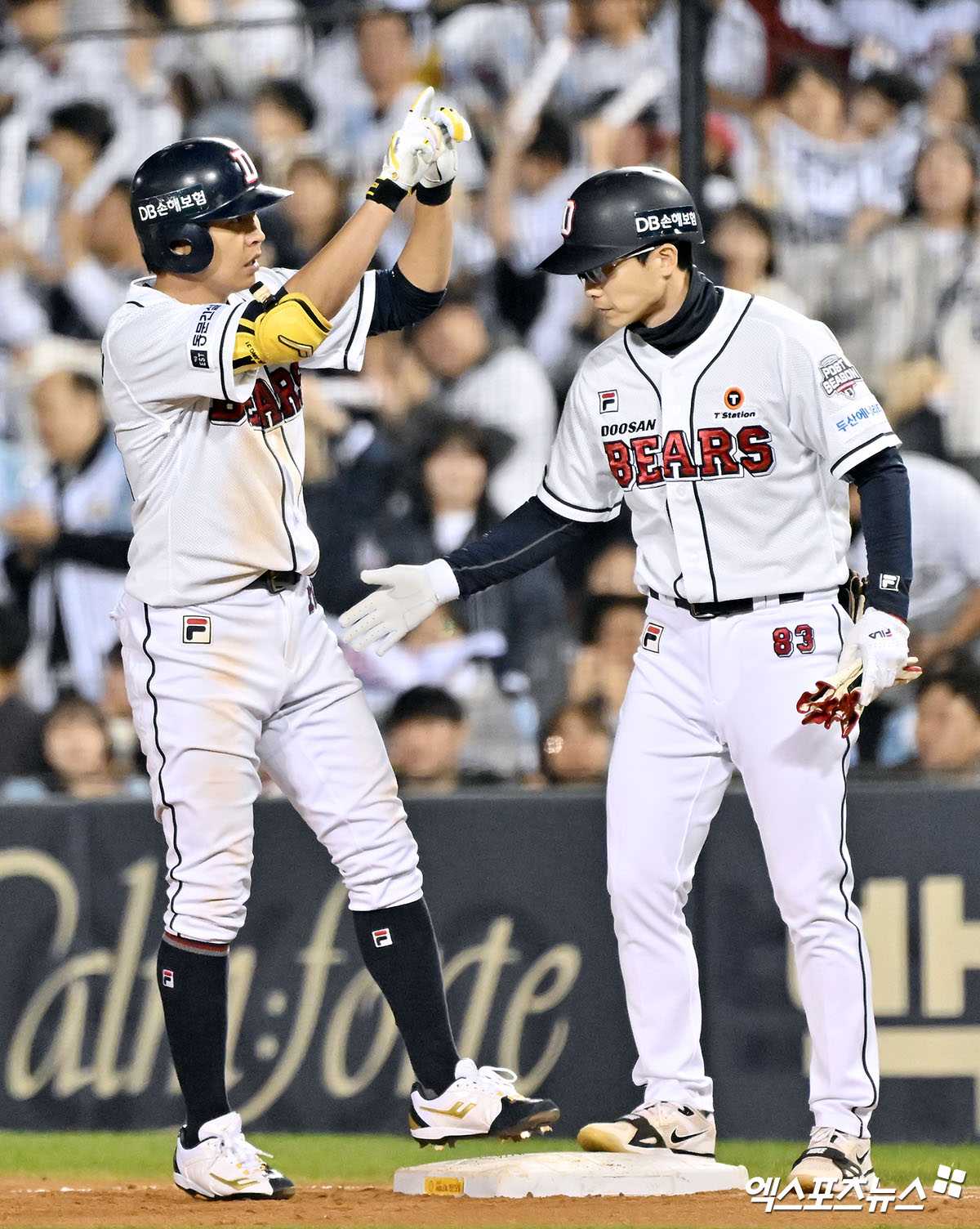 두산 베어스 외야수 정수빈이 2일 서울 잠실야구장에서 열린 2024 신한 SOL Bank KBO 포스트시즌 와일드카드 결정전 1차전 KT 위즈와의 경기에서 1회말 선두타자 안타로 출루한 뒤 세리머니를 하고 있다. 사진 김한준 기자